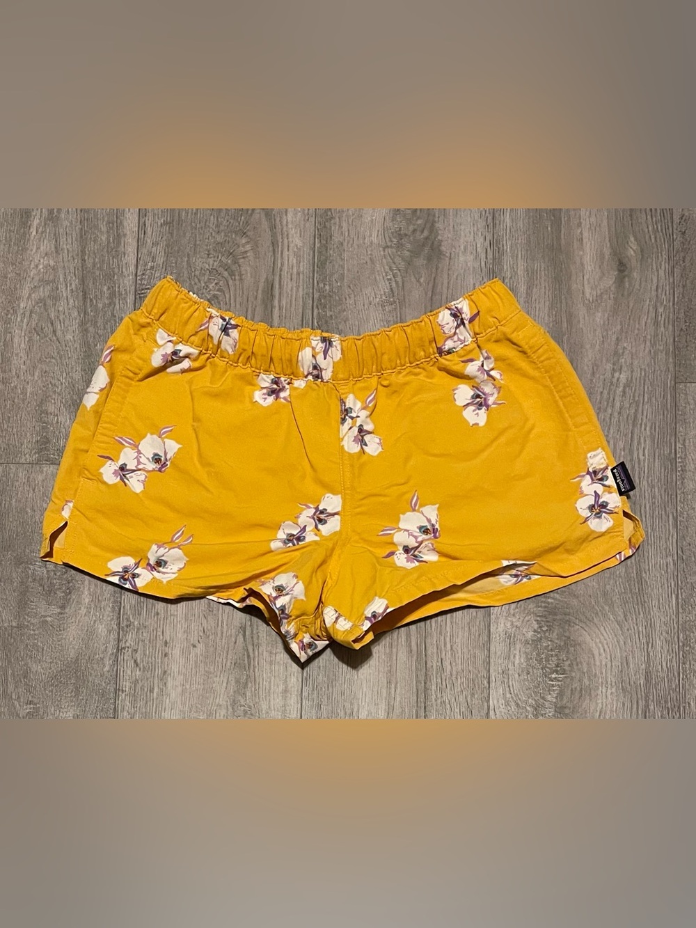 Patagonia Women’s Size XS Barely Baggies Hiking Shorts Mustard Yellow Floral